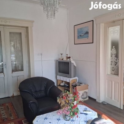 Belvárosközeli házrész eladó