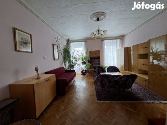 Belvásori 300 évesnél idősebb családi házu  eladó, 8 szobával