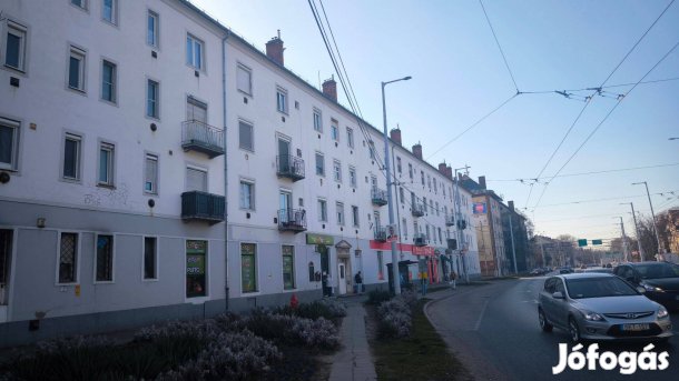 Benedek Elek téren 1. emeleti tégla 53 m2 2 szobás lakás eladó