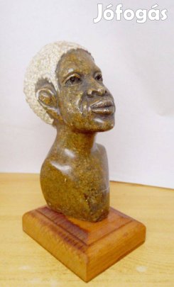 Bennszülött gránit figura torzó, kisplasztika pácolt fa talapzaton, ké