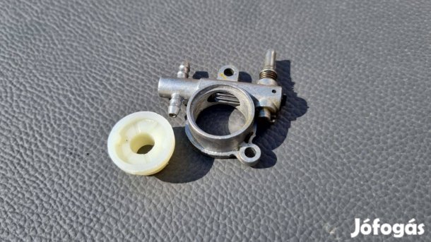 Benzines, egykezes láncfűrész olajpumpa csigával, olajpumpa meghajtó