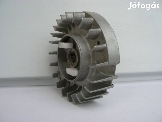 Benzines láncfűrészre lendkerék hűtőbordás, indító köröm és rugóval