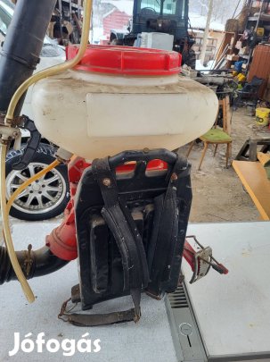 Benzinmotoros háti permetező.