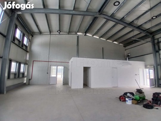 Bérlésre kínálunk egy új építésű, modern ipari csarnokot és