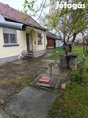 Besenyszögön családiház eladó.