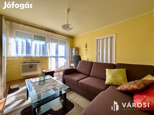 Besztercén 3. emeleti, felújított, erkélyes lakás eladó!