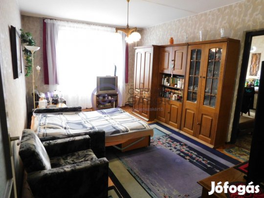 Bethlen utcán, 53 m2-es, 1. emeleti, erkélyes lakás eladó.