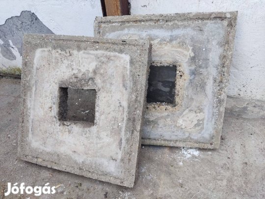 Beton kéményfedlap, 52x52x6 cm, füstnyílás 15x15 cm