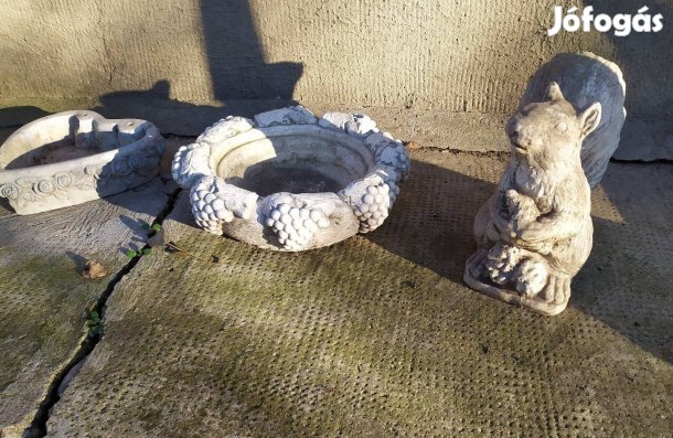 Beton mókus, kerti dekoráció