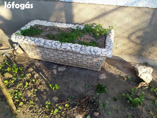 Beton virágláda, kerti dekoráció