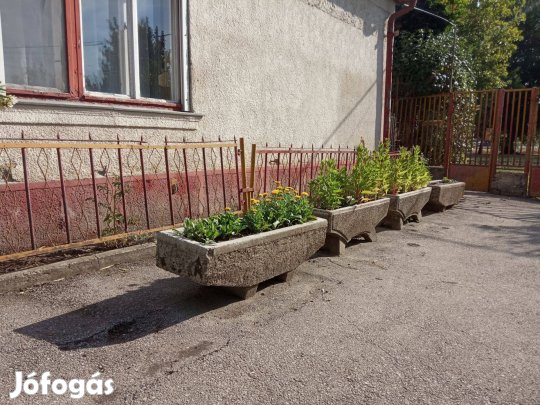 Beton virágtartó Bicskén