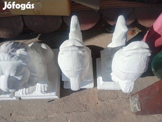 Betonból készült oroszlán vagy hal