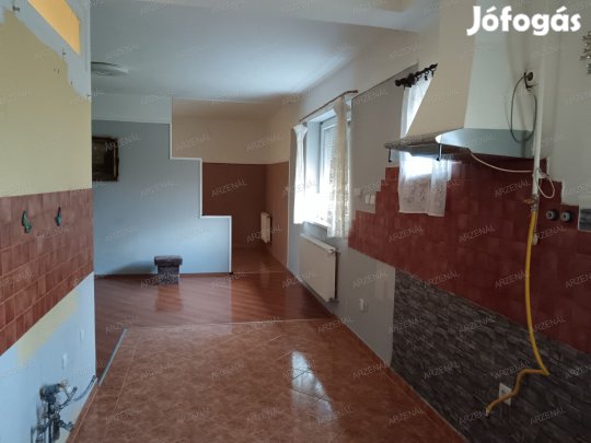 Bevásárló központokhoz közel, a kórházhoz nem messze jó állapotú