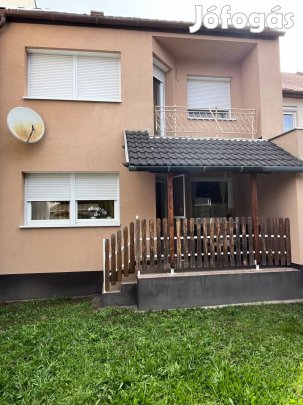 Bevásárlóközpontok közelében eladó 2 szintes,nappali +3 szobás sorház!