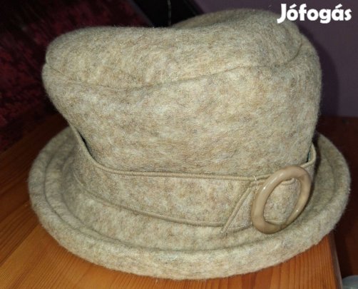 Bézs színű, 56-58 méretű kalap