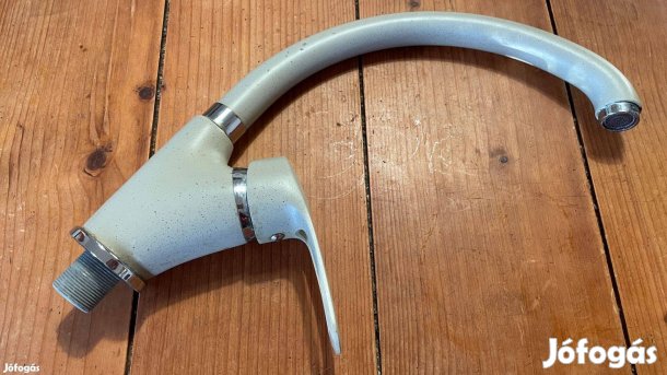 Bézs színű mosogató csaptelep (Bp. XVI. ker-ben)