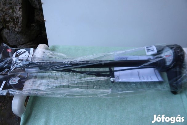 Bicikli és autópumpa originál csomagolásban nyomásmérővel