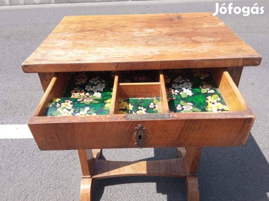 Bieder varrós asztalka