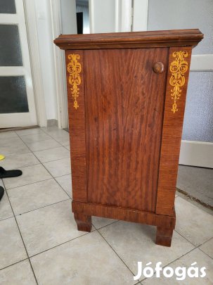 Biedermeier éjjeli szekrény