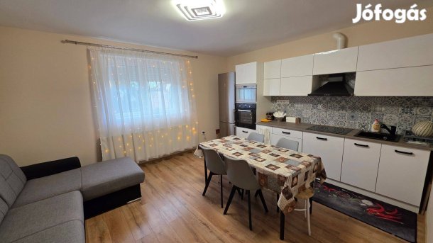 Biharikertben 55 m2-es, nappali+2 szobás felújított családi ház kiadó