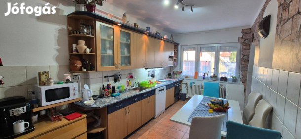 Biharikertben nagy családi ház eladó!