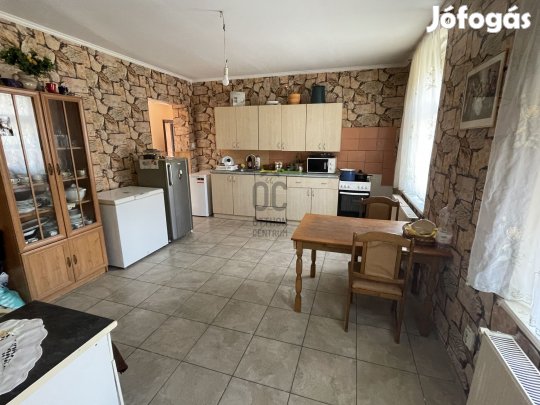 Biharikertben nappali+2 szobás házrész eladó