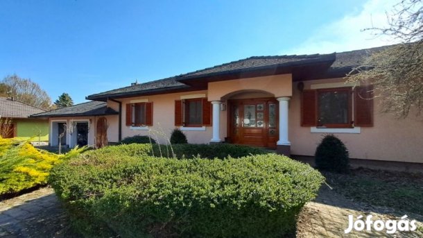 Birjáni családi ház arborétummal, melléképületekkel