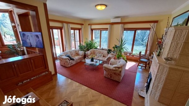 Birjáni családi ház arborétummal, melléképületekkel