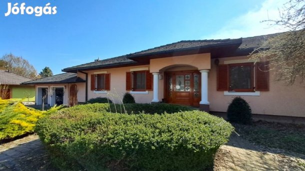 Birjáni családi ház arborétummal, melléképületekkel