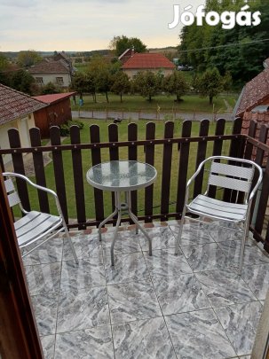 Bisztró üveges asztal, kettő db. aluminium bisztró szék eladó. 