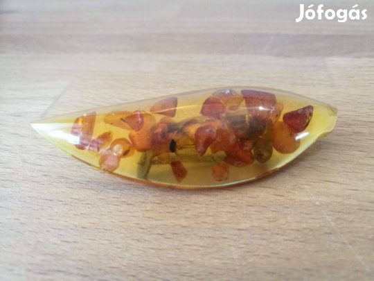 Bizsu, borostyán hatású, íves bross 6,5x2cm