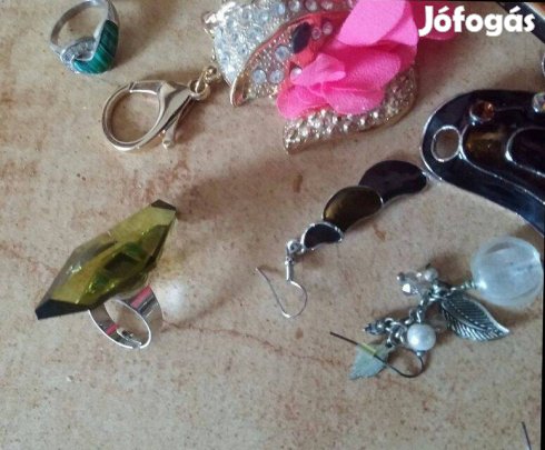 Bizsu szett, hatalmas zold gyuru, stb