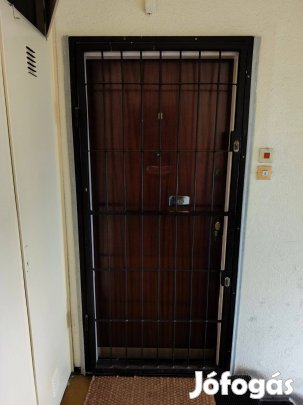 Biztonsági ajtórács tokkal lakótelepi ajtóra
