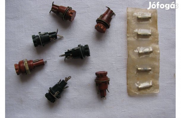 Biztosítéktartó 7 db + biztosítékok 71 db