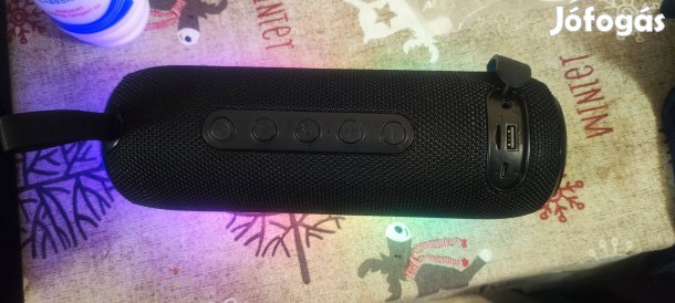 Bluetooth hangfal LED fénnyel 