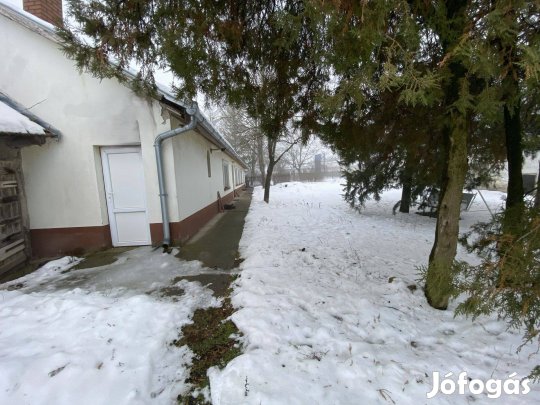 Bócsa, Fischerbócsa belterületén felújított tanya, fél hektár területt