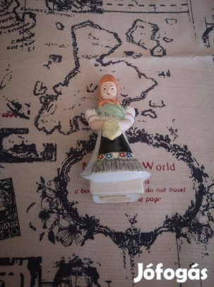 Bodrogkeresztúri népviseletes lány