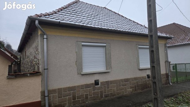 Bogácson centrum-ban elhelyezkedő családi ház eladó