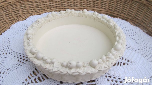 Bogyós szélű, kosarat formázó kis tál