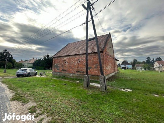 Bogyoszlón építési telek eladó épülettel!