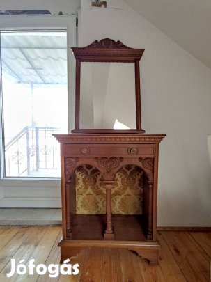 Boltíves kisszekrény tükörrel