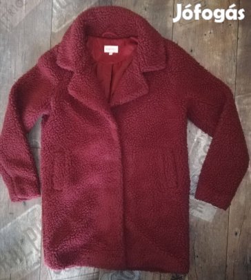 Bolyhos bordó színű őszi kabát