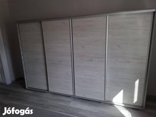 Bond tolóajtós tv-s gardrób 