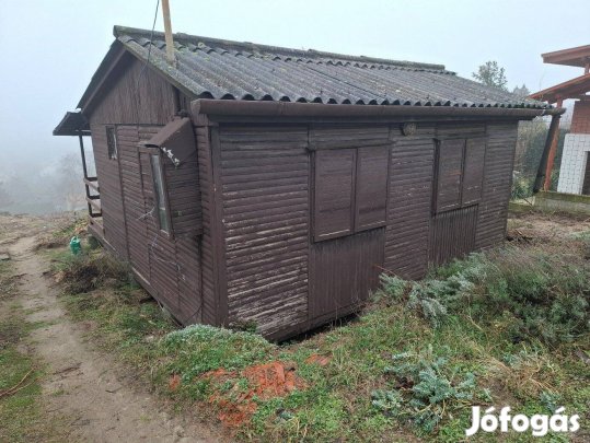 Bontás alatt lévő faház