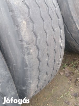 Bontásból meg maradt kamion pótkocsi gumi 385.65.22.5