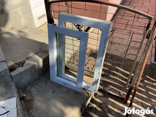 Bontott ablak. 