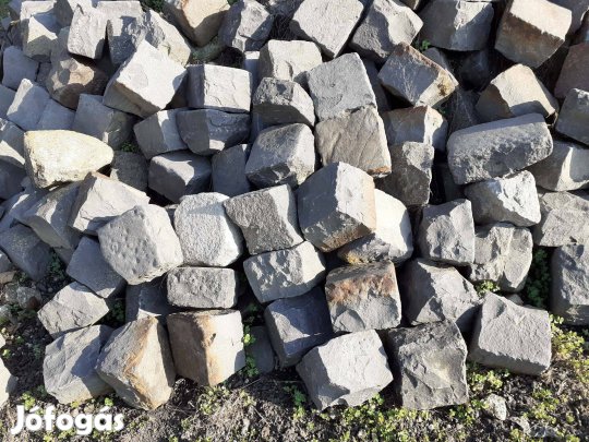 Bontott bazalt kockakő