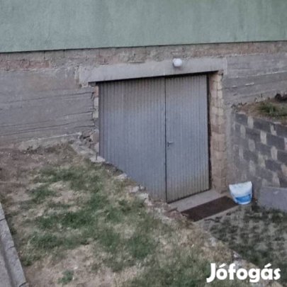 Bontott billenő garázsajtó személybejáró ajtóval 230*220cm