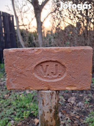 Bontott címeres nagyméretü tégla 