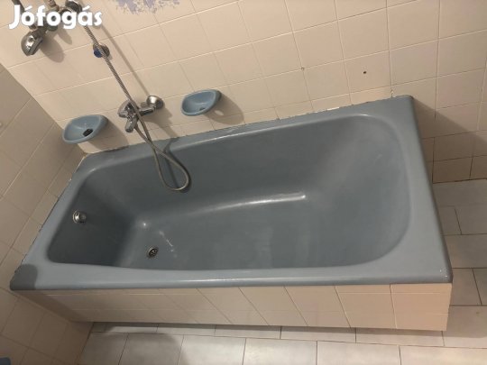 Bontott fürdőkád és mosdókagyló